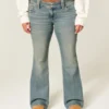 Blugi bootcut cu talie joasă, broderie fluture și spălare medie Blugi bootcut cu talie joasă, broderie fluture și spălare medie