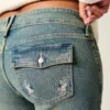 Blugi bootcut cu talie joasă, broderie fluture și spălare medie Blugi bootcut cu talie joasă, broderie fluture și spălare medie