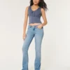 Blugi bootcut cu talie joasă și spălare deschisă Blugi bootcut cu talie joasă și spălare deschisă