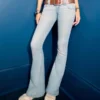 Blugi bootcut cu talie joasă și spălare deschisă Blugi bootcut cu talie joasă și spălare deschisă