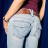 Blugi bootcut cu talie joasă și spălare deschisă Blugi bootcut cu talie joasă și spălare deschisă