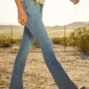 Blugi bootcut cu talie joasă și spălare deschisă Blugi bootcut cu talie joasă și spălare deschisă