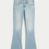 Blugi bootcut cu talie joasă și spălare deschisă Blugi bootcut cu talie joasă și spălare deschisă