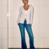 Blugi bootcut cu talie joasă și spălare medie Blugi bootcut cu talie joasă și spălare medie