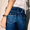 Blugi bootcut cu talie joasă și spălare închisă Blugi bootcut cu talie joasă și spălare închisă