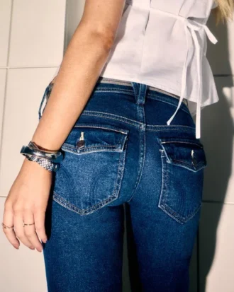 Blugi bootcut cu talie joasă și spălare închisă