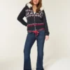 Blugi bootcut cu talie joasă, spălați în culoare închisă, cu șnur roșu în talie Blugi bootcut cu talie joasă, spălați în culoare închisă, cu șnur roșu în talie