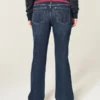 Blugi bootcut cu talie joasă, spălați în culoare închisă, cu șnur roșu în talie Blugi bootcut cu talie joasă, spălați în culoare închisă, cu șnur roșu în talie
