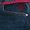 Blugi bootcut cu talie joasă, spălați în culoare închisă, cu șnur roșu în talie Blugi bootcut cu talie joasă, spălați în culoare închisă, cu șnur roșu în talie