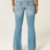 Blugi bootcut cu talie joasă, spălare medie și broderii florale