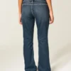 Blugi bootcut cu talie joasă, spălare închisă și curea Blugi bootcut cu talie joasă, spălare închisă și curea