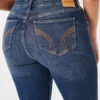 Blugi bootcut cu talie medie și spălare medie Blugi bootcut cu talie medie și spălare medie