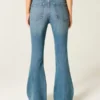 Blugi evazați cu talie înaltă și spălare medie Blugi evazați cu talie înaltă și spălare medie