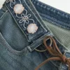 Blugi evazați cu talie ultra joasă, cu centură brodată, spălare medie Blugi evazați cu talie ultra joasă, cu centură brodată, spălare medie