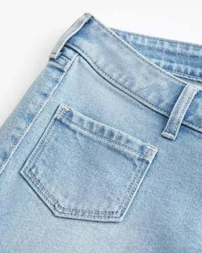 Blugi evazați cu talie ultra joasă, spălare deschisă și buzunar frontal Blugi evazați cu talie ultra joasă, spălare deschisă și buzunar frontal