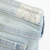 Blugi evazați cu talie ultra joasă, spălare deschisă și tiv asimetric Blugi evazați cu talie ultra joasă, spălare deschisă și tiv asimetric