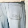 Blugi largi, brodați, de culoare deschisă Blugi largi, brodați, de culoare deschisă