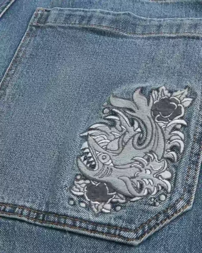 Blugi largi, cu broderie rechin, spălați mediu Blugi largi, cu broderie rechin, spălați mediu