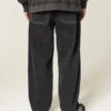 Blugi largi, cu cusături, spălați, de culoare neagră Blugi largi, cu cusături, spălați, de culoare neagră