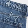 Blugi largi, cu talie joasă, spălați închis la culoare, brodați cu inscripția „Class of ’26” Blugi largi, cu talie joasă, spălați închis la culoare, brodați cu inscripția „Class of ’26”