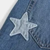 Blugi largi, cu talie joasă, spălați închis la culoare, brodați cu inscripția „Class of ’26” Blugi largi, cu talie joasă, spălați închis la culoare, brodați cu inscripția „Class of ’26”