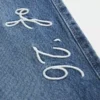 Blugi largi, cu talie joasă, spălați închis la culoare, brodați cu inscripția „Class of ’26” Blugi largi, cu talie joasă, spălați închis la culoare, brodați cu inscripția „Class of ’26”