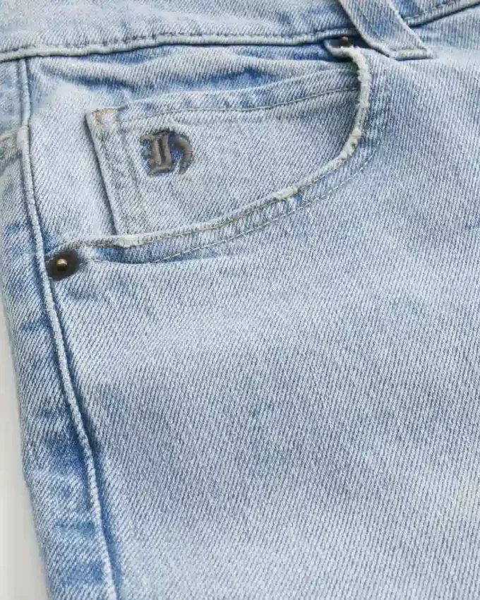 Blugi largi, de culoare deschisă Blugi largi, de culoare deschisă