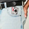 Blugi largi, de culoare deschisă, cu imprimeu de cărți de joc Blugi largi, de culoare deschisă, cu imprimeu de cărți de joc
