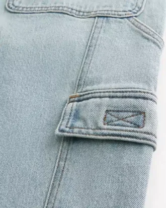 Blugi largi, de culoare deschisă, pentru pictori