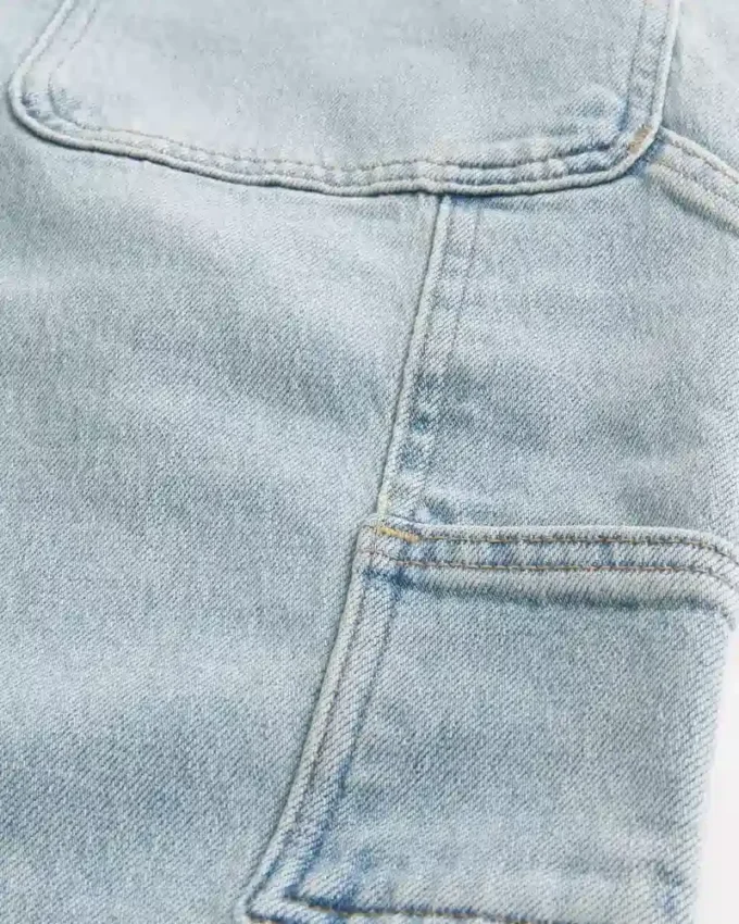 Blugi largi, de culoare deschisă, pentru pictori Blugi largi, de culoare deschisă, pentru pictori