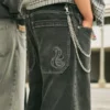 Blugi largi, negri, spălați, cu broderie șarpe Blugi largi, negri, spălați, cu broderie șarpe