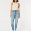 Blugi mom jeans curvy, cu talie foarte înaltă și spălare medie Blugi mom jeans curvy, cu talie foarte înaltă și spălare medie
