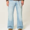 Blugi relaxați cu croi bootcut și spălare deschisă Blugi relaxați cu croi bootcut și spălare deschisă