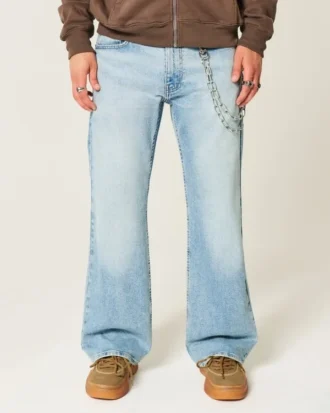 Blugi relaxați cu croi bootcut și spălare deschisă Blugi relaxați cu croi bootcut și spălare deschisă