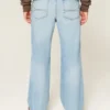 Blugi relaxați cu croi bootcut și spălare deschisă Blugi relaxați cu croi bootcut și spălare deschisă