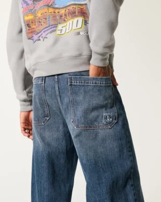 Blugi super largi cu logo brodat în culoare închisă Blugi super largi cu logo brodat în culoare închisă