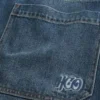 Blugi super largi cu logo brodat în culoare închisă Blugi super largi cu logo brodat în culoare închisă