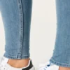 Blugi super skinny cu talie înaltă și spălare medie Blugi super skinny cu talie înaltă și spălare medie