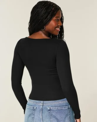 Bluză cu mâneci lungi și decolteu în V