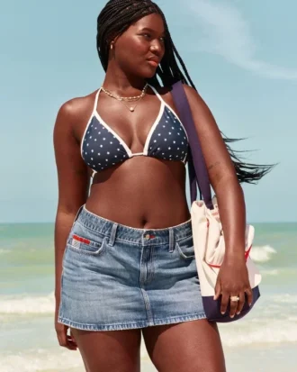 Fustă mini din denim cu talie joasă, spălare medie și broderie cu steag