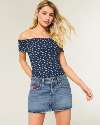 Fustă mini din denim cu talie joasă, spălare medie și broderie cu steag
