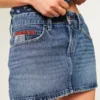 Fustă mini din denim cu talie joasă, spălare medie și broderie cu steag Fustă mini din denim cu talie joasă, spălare medie și broderie cu steag