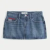 Fustă mini din denim cu talie joasă, spălare medie și broderie cu steag Fustă mini din denim cu talie joasă, spălare medie și broderie cu steag