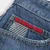 Fustă mini din denim cu talie joasă, spălare medie și broderie cu steag Fustă mini din denim cu talie joasă, spălare medie și broderie cu steag