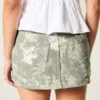 Fustă-pantalon mini din denim camuflat, cu talie joasă și croială curbață Fustă-pantalon mini din denim camuflat, cu talie joasă și croială curbață