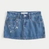Fustă-pantalon mini din denim cu broderie în lanț, spălare medie Fustă-pantalon mini din denim cu broderie în lanț, spălare medie