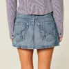 Fustă-pantalon mini din denim cu buzunar brodat cu stele Fustă-pantalon mini din denim cu buzunar brodat cu stele