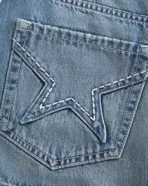 Fustă-pantalon mini din denim cu buzunar brodat cu stele Fustă-pantalon mini din denim cu buzunar brodat cu stele