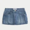 Fustă-pantalon mini din denim cu cusături roșii și talie joasă Fustă-pantalon mini din denim cu cusături roșii și talie joasă
