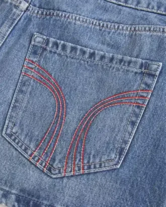Fustă-pantalon mini din denim cu cusături roșii și talie joasă